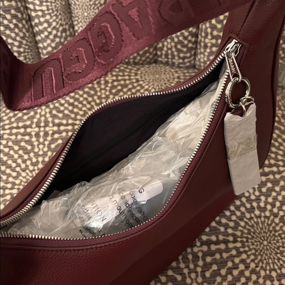 BAGGU NWT Medium Recycled Leather Crescent Bag w/ dust bag Color: Mahogany - Picture 6 of 16